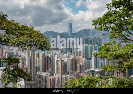 Das ICC, das höchste Gebäude Hongkongs, überragt die Hochhausanlage von Kowloon, die vom Piper's Hill, 2017, aus gesehen wird Stockfoto