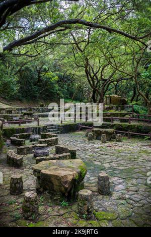 Golden Hill Rastplatz, mit rustikalen Steintischen, Sitzplätzen und Grillplätzen im kam Shan Country Park, Kowloon Hills, New Territories, Hong Kong Stockfoto