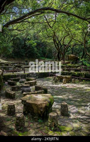 Golden Hill Rastplatz, mit rustikalen Steintischen, Sitzplätzen und Grillplätzen im kam Shan Country Park, Kowloon Hills, New Territories, Hong Kong Stockfoto