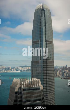 Detail der Dachkonstruktion von 1ifc und der oberen Hälfte von 2ifc, dem höchsten Gebäude der Insel Hong Kong, mit dem Victoria Harbour dahinter Stockfoto