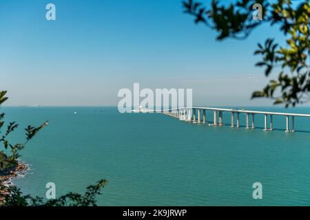 Der Abschnitt der Hong Kong Link Road der Hong Kong-Zhuhai-Macao Brücke, vom Tung O Ancient Trail auf Lantau Island, Hong Kong, Januar 2018. Stockfoto