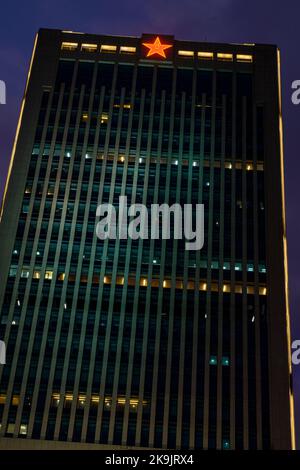 Die nördliche façade der chinesischen Volksbefreiungsarmee forciert das Gebäude in Hongkong bei Nacht, Admiralität, Hong Kong Island Stockfoto