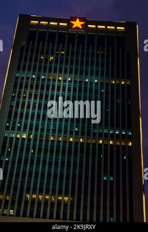 Die nördliche façade der chinesischen Volksbefreiungsarmee forciert das Gebäude in Hongkong bei Nacht, Admiralität, Hong Kong Island Stockfoto