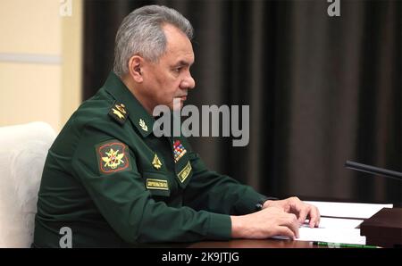 Moskau, Russland. 28. Oktober 2022. Der russische Verteidigungsminister Sergei Shoigu hat am 28. Oktober 2022 in Novo-Ogaryovo, Moskau, Russland, bei einem persönlichen Treffen mit Präsident Wladimir Putin in der offiziellen Residenz des Präsidenten gedrängt. Putin kündigte das Ende der teilweisen Mobilisierung für den Militärdienst in der Ukraine an. Quelle: Mikhail Metzel/Kremlin Pool/Alamy Live News Stockfoto