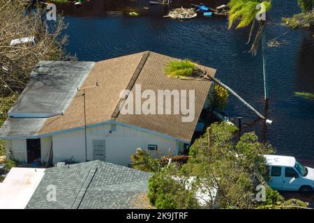 Überflutete Häuser durch Hurrikan Ian Regen in Florida Wohngebiet. Folgen einer Naturkatastrophe. Stockfoto