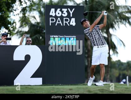 Miami, USA. 28. Oktober 2022. DORAL, FL - OKTOBER 28: Teamkapitän Kevin Na von Iron Heads GC schlagen das zweite Loch während des Viertelfinals des LIV Golf Invitational - Miami bei Trump National Doral Miami am 28. Oktober 2022 in Doral, Florida ab. (Foto von Alberto E. Tamargo/Sipa USA) Quelle: SIPA USA/Alamy Live News Stockfoto