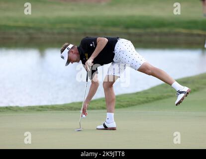 Miami, USA. 28. Oktober 2022. DORAL, FL - OKTOBER 28: Ian Poulter schiebt während des Viertelfinals des LIV Golf Invitational - Miami im Trump National Doral Miami am 28. Oktober 2022 in Doral, Florida, auf das erste Loch. (Foto von Alberto E. Tamargo/Sipa USA) Quelle: SIPA USA/Alamy Live News Stockfoto