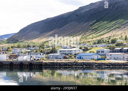 Pingeyr ist ein Küstendorf in der Gemeinde Isafjardarbaer, Island. Es liegt an der Küste des Fjords Dyrafjordur in den Bergen Stockfoto
