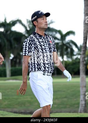 Miami, USA. 28. Oktober 2022. DORAL, FL - OKTOBER 28: Teamkapitän Kevin Na von Iron Heads GC geht beim Viertelfinale des LIV Golf Invitational - Miami am 28. Oktober 2022 in Doral, Florida, beim Trump National Doral Miami aus dem zweiten Loch. (Foto von Alberto E. Tamargo/Sipa USA) Quelle: SIPA USA/Alamy Live News Stockfoto
