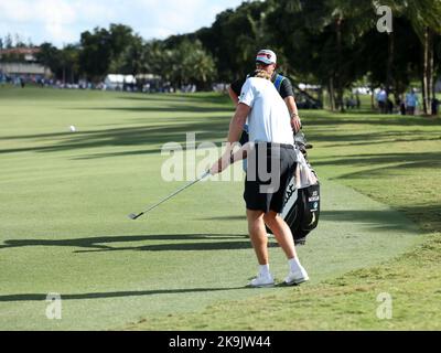 Miami, USA. 28. Oktober 2022. DORAL, FL - 28. OKTOBER: Jediah Morgan schießt sich während des Viertelfinals des LIV Golf Invitational - Miami bei Trump National Doral Miami am 28. Oktober 2022 in Doral, Florida, in Richtung Loch eins. (Foto von Alberto E. Tamargo/Sipa USA) Quelle: SIPA USA/Alamy Live News Stockfoto
