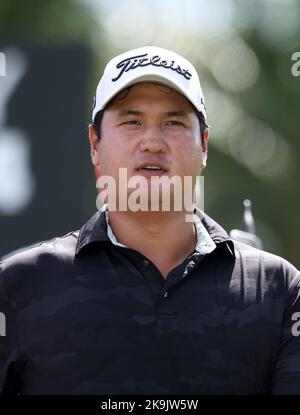 Miami, USA. 28. Oktober 2022. DORAL, FL - OKTOBER 28: Phachara Khonkanjana geht aus dem zweiten Loch während der Viertelfinale des LIV Golf Invitational - Miami bei Trump National Doral Miami am 28. Oktober 2022 in Doral, Florida. (Foto von Alberto E. Tamargo/Sipa USA) Quelle: SIPA USA/Alamy Live News Stockfoto
