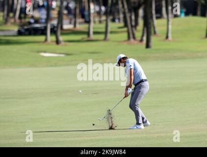 Miami, USA. 28. Oktober 2022. DORAL, FL - Adrian Otaegui trifft den Ball auf dem Fairway auf dem ersten Loch im Viertelfinale des LIV Golf Invitational - Miami bei Trump National Doral Miami am 28. Oktober 2022 in Doral, Florida. (Foto von Alberto E. Tamargo/Sipa USA) Quelle: SIPA USA/Alamy Live News Stockfoto