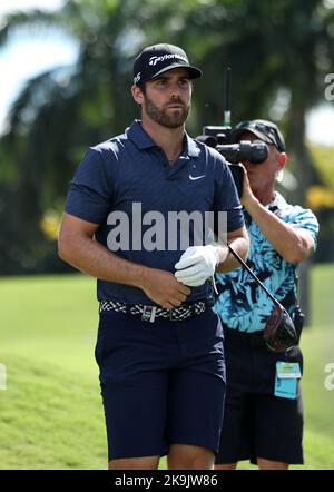 Miami, USA. 28. Oktober 2022. DORAL, FL - OKTOBER 28: Matthew Wolff geht zum zweiten Loch während des Viertelfinals des LIV Golf Invitational - Miami bei Trump National Doral Miami am 28. Oktober 2022 in Doral, Florida. (Foto von Alberto E. Tamargo/Sipa USA) Quelle: SIPA USA/Alamy Live News Stockfoto