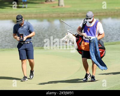 Miami, USA. 28. Oktober 2022. DORAL, FL - OKTOBER 28: Matthew Wolff geht mit dem Caddy am ersten Loch während des Viertelfinals des LIV Golf Invitational - Miami bei Trump National Doral Miami am 28. Oktober 2022 in Doral, Florida. (Foto von Alberto E. Tamargo/Sipa USA) Quelle: SIPA USA/Alamy Live News Stockfoto