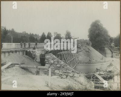 Zweigleisige Gebäude zwischen Alingsås - Olskroken. Die Brücke über Säveån bei Lerum. Stockfoto