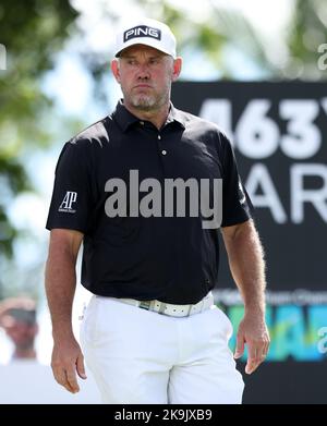 Miami, USA. 28. Oktober 2022. DORAL, FL - 28. OKTOBER: Lee Westwood geht während des Viertelfinales des LIV Golf Invitational - Miami beim Trump National Doral Miami am 28. Oktober 2022 in Doral, Florida, aus dem zweiten Loch. (Foto von Alberto E. Tamargo/Sipa USA) Quelle: SIPA USA/Alamy Live News Stockfoto