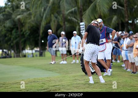 Miami, USA. 28. Oktober 2022. DORAL, FL - OKTOBER 28: Ian Poulter von Majesticks GC Schiffe an der ersten Bohrung während des Viertelfinals des LIV Golf Invitational - Miami bei Trump National Doral Miami am 28. Oktober 2022 in Doral, Florida. (Foto von Alberto E. Tamargo/Sipa USA) Quelle: SIPA USA/Alamy Live News Stockfoto
