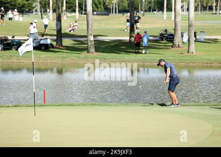 Miami, USA. 28. Oktober 2022. DORAL, FL - OKTOBER 28: Matthew Wolff liefert den Ball zum ersten Loch während des Viertelfinals des LIV Golf Invitational - Miami bei Trump National Doral Miami am 28. Oktober 2022 in Doral, Florida. (Foto von Alberto E. Tamargo/Sipa USA) Quelle: SIPA USA/Alamy Live News Stockfoto