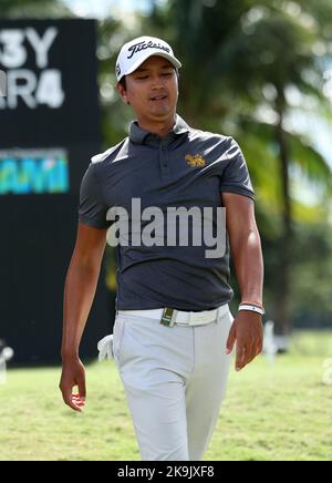 Miami, USA. 28. Oktober 2022. DORAL, FL - OKTOBER 28: Pacharing Kaewkanjana geht vom zweiten Abschlag während des Viertelfinals des LIV Golf Invitational - Miami bei Trump National Doral Miami am 28. Oktober 2022 in Doral, Florida. (Foto von Alberto E. Tamargo/Sipa USA) Quelle: SIPA USA/Alamy Live News Stockfoto