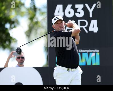 Miami, USA. 28. Oktober 2022. DORAL, FL - 28. OKTOBER: Lee Westwood macht das zweite Loch während des Viertelfinals des LIV Golf Invitational - Miami bei Trump National Doral Miami am 28. Oktober 2022 in Doral, Florida. (Foto von Alberto E. Tamargo/Sipa USA) Quelle: SIPA USA/Alamy Live News Stockfoto