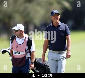 Miami, USA. 28. Oktober 2022. DORAL, FL - OKTOBER 28: Matt Jones von Punch Gehen Sie während des Viertelfinales des LIV Golf Invitational - Miami in Richtung des ersten Grüns am Trump National Doral Miami am 28. Oktober 2022 in Doral, Florida. (Foto von Alberto E. Tamargo/Sipa USA) Quelle: SIPA USA/Alamy Live News Stockfoto