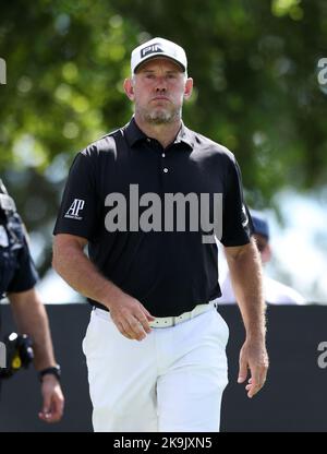 Miami, USA. 28. Oktober 2022. DORAL, FL - 28. OKTOBER: Lee Westwood geht während des Viertelfinales des LIV Golf Invitational - Miami beim Trump National Doral Miami am 28. Oktober 2022 in Doral, Florida, aus dem zweiten Loch. (Foto von Alberto E. Tamargo/Sipa USA) Quelle: SIPA USA/Alamy Live News Stockfoto