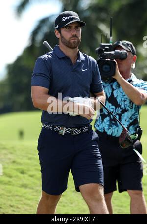 Miami, USA. 28. Oktober 2022. DORAL, FL - OKTOBER 28: Matthew Wolff geht zum zweiten Loch während des Viertelfinals des LIV Golf Invitational - Miami bei Trump National Doral Miami am 28. Oktober 2022 in Doral, Florida. (Foto von Alberto E. Tamargo/Sipa USA) Quelle: SIPA USA/Alamy Live News Stockfoto
