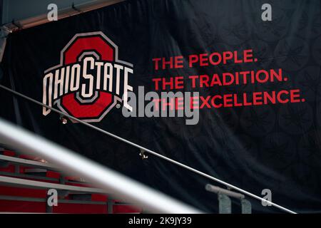 Columbus, Ohio, USA. 28. Oktober 2022. Ohio State Buckeyes Banner, bevor die Buckeyes die Minnesota Golden Gophers in ihrem Spiel in Columbus, Ohio, in den Bannern. Brent Clark/CSM/Alamy Live News Stockfoto