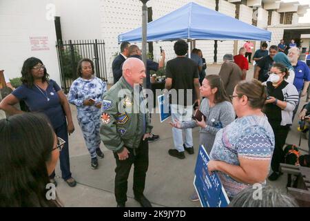 Phoenix, USA . 28. Oktober 2022. Der Senator von Arizona, Mark Kelly, begrüßte am 28. Oktober 2022 gemeinsam mit dem kalifornischen Senator Alex Padilla die frühen Wähler vor der Maryvale Bridge United Methodist Church in Phoenix, Arizona, USA. Kelly befindet sich in einem engen Wettlauf gegen den republikanischen Kandidaten Blake Masters, die jüngsten Umfragen haben gezeigt, dass Kellys Vorsprung auf wenige Punkte zurückgegangen ist, was einen engen Weg zum Sieg der Demokraten in Arizona eingeschlagen hat. (Foto: Alexandra Buxbaum/Sipa USA) Quelle: SIPA USA/Alamy Live News Quelle: SIPA USA/Alamy Live News Stockfoto