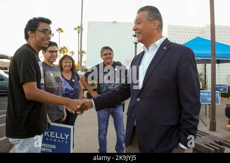 Phoenix, USA . 28. Oktober 2022. Der kalifornische Senator Alex Padilla begrüßte am 28. Oktober 2022 gemeinsam mit dem Senator Mark Kelly aus Arizona die frühen Wähler vor der Maryvale Bridge United Methodist Church in Phoenix, Arizona, USA. Kelly befindet sich in einem engen Wettlauf gegen den republikanischen Kandidaten Blake Masters, die jüngsten Umfragen haben gezeigt, dass Kellys Vorsprung auf wenige Punkte zurückgegangen ist, was einen engen Weg zum Sieg der Demokraten in Arizona eingeschlagen hat. (Foto: Alexandra Buxbaum/Sipa USA) Quelle: SIPA USA/Alamy Live News Quelle: SIPA USA/Alamy Live News Stockfoto