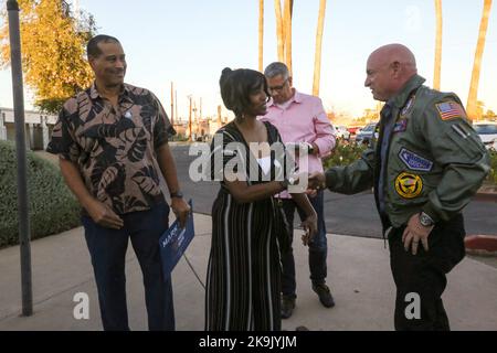 Phoenix, USA . 28. Oktober 2022. Der Senator von Arizona, Mark Kelly, begrüßte am 28. Oktober 2022 gemeinsam mit dem kalifornischen Senator Alex Padilla die frühen Wähler vor der Maryvale Bridge United Methodist Church in Phoenix, Arizona, USA. Kelly befindet sich in einem engen Wettlauf gegen den republikanischen Kandidaten Blake Masters, die jüngsten Umfragen haben gezeigt, dass Kellys Vorsprung auf wenige Punkte zurückgegangen ist, was einen engen Weg zum Sieg der Demokraten in Arizona eingeschlagen hat. (Foto: Alexandra Buxbaum/Sipa USA) Quelle: SIPA USA/Alamy Live News Quelle: SIPA USA/Alamy Live News Stockfoto
