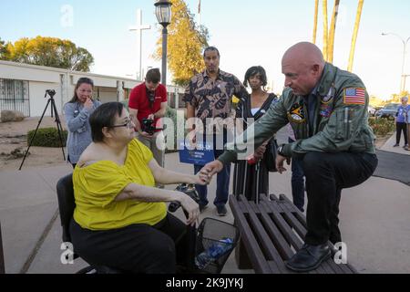 Phoenix, USA . 28. Oktober 2022. Der Senator von Arizona, Mark Kelly, begrüßte am 28. Oktober 2022 gemeinsam mit dem kalifornischen Senator Alex Padilla die frühen Wähler vor der Maryvale Bridge United Methodist Church in Phoenix, Arizona, USA. Kelly befindet sich in einem engen Wettlauf gegen den republikanischen Kandidaten Blake Masters, die jüngsten Umfragen haben gezeigt, dass Kellys Vorsprung auf wenige Punkte zurückgegangen ist, was einen engen Weg zum Sieg der Demokraten in Arizona eingeschlagen hat. (Foto: Alexandra Buxbaum/Sipa USA) Quelle: SIPA USA/Alamy Live News Quelle: SIPA USA/Alamy Live News Stockfoto