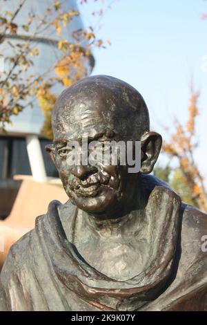 Das Gesicht von Gandhi, dessen Statue vor dem Museum für Menschenrechte in Windnipeg, Manitoba, Kanada, zu sehen ist Stockfoto