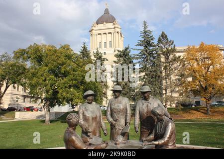 Eine Statue der berühmten fünf Frauen vor dem Parlamentsgebäude in Winnipeg, Manitoba, Kanada Stockfoto