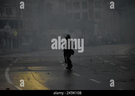 Das kolumbianische Polizeigeschwader gegen den Aufstand (UNDOMO) hatte früher geknwon, als ESMAD während der Proteste in Bogota, Kolumbien, während der Befreiung politischer Prisoners, die während der regierungsfeindlichen Proteste des letzten Jahres am 28. Oktober 2022 gefangen genommen wurden, mit Demonstranten zusammenstößt. Foto: Cristian Bayona/Long Visual Press Stockfoto