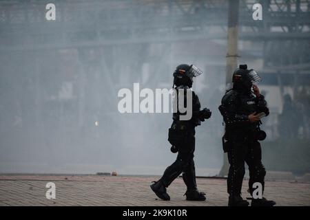 Das kolumbianische Polizeigeschwader gegen den Aufstand (UNDOMO) hatte früher geknwon, als ESMAD mit Demonstranten zusammenstößt, während die Proteste in Bogota, Kolumbien, während der Befreiung politischer Prisoners, die während der regierungsfeindlichen Proteste des letzten Jahres am 28. Oktober 2022 gefangen genommen wurden, zunehmen. Foto: Lina Gasca Martin/Long Visual Press Stockfoto