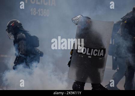 Das kolumbianische Polizeigeschwader gegen den Aufstand (UNDOMO) hatte früher geknwon, als ESMAD während der Proteste in Bogota, Kolumbien, während der Befreiung politischer Prisoners, die während der regierungsfeindlichen Proteste des letzten Jahres am 28. Oktober 2022 gefangen genommen wurden, mit Demonstranten zusammenstößt. Foto: Cristian Bayona/Long Visual Press Stockfoto