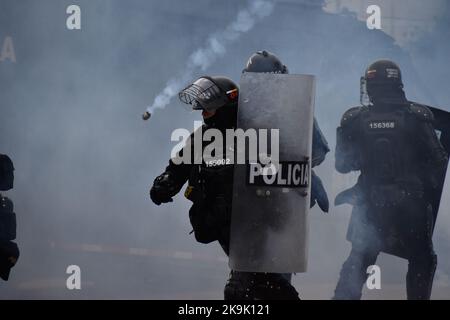 Das kolumbianische Polizeigeschwader gegen den Aufstand (UNDOMO) hatte früher geknwon, als ESMAD während der Proteste in Bogota, Kolumbien, während der Befreiung politischer Prisoners, die während der regierungsfeindlichen Proteste des letzten Jahres am 28. Oktober 2022 gefangen genommen wurden, mit Demonstranten zusammenstößt. Foto: Cristian Bayona/Long Visual Press Stockfoto