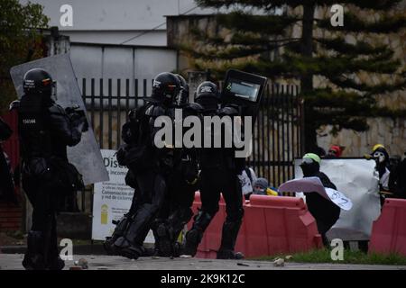 Das kolumbianische Polizeigeschwader gegen den Aufstand (UNDOMO) hatte früher geknwon, als ESMAD während der Proteste in Bogota, Kolumbien, während der Befreiung politischer Prisoners, die während der regierungsfeindlichen Proteste des letzten Jahres am 28. Oktober 2022 gefangen genommen wurden, mit Demonstranten zusammenstößt. Foto: Cristian Bayona/Long Visual Press Stockfoto