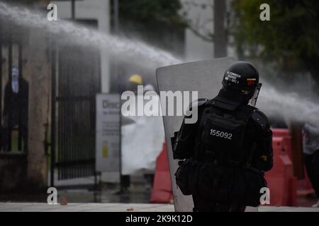 Das kolumbianische Polizeigeschwader gegen den Aufstand (UNDOMO) hatte früher geknwon, als ESMAD während der Proteste in Bogota, Kolumbien, während der Befreiung politischer Prisoners, die während der regierungsfeindlichen Proteste des letzten Jahres am 28. Oktober 2022 gefangen genommen wurden, mit Demonstranten zusammenstößt. Foto: Cristian Bayona/Long Visual Press Stockfoto