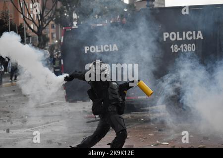 Das kolumbianische Polizeigeschwader gegen den Aufstand (UNDOMO) hatte früher geknwon, als ESMAD während der Proteste in Bogota, Kolumbien, während der Befreiung politischer Prisoners, die während der regierungsfeindlichen Proteste des letzten Jahres am 28. Oktober 2022 gefangen genommen wurden, mit Demonstranten zusammenstößt. Foto: Cristian Bayona/Long Visual Press Stockfoto