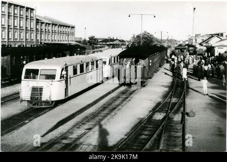 Der Bahnhof wurde 1874 gebaut. Zweistöckiges Bahnhofsgebäude. LJ YO8G 24B, Lidköpings Railway2 Motorwagen und 2 Anhänger Stockfoto