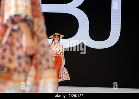 Jakarta, Indonesien. 29. Oktober 2022. Während der Benang Jarum Modenschau in der Pondok Indah Mall 3, Jakarta Fashion Week 2022, läuft ein Model auf dem Laufsteg. Die Jakarta Fashion Week 2022 findet vom 24. Bis 30. Oktober 2022 in der Pondok Indah Mall 3, Jakarta, Indonesien, statt. Mit mehreren Modekollektionen der besten Designer Indonesiens. Kredit: SOPA Images Limited/Alamy Live Nachrichten Stockfoto