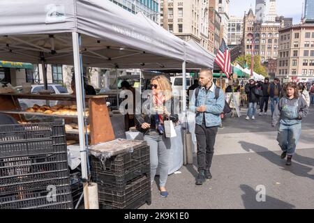 New York, USA. 28. Oktober 2022. Die Kunden kaufen auf einem Bauernmarkt am Union Square ein, wo viele lokale Bauern ihre Produkte in New York City verkaufen. Der Senator des Bundesstaates New York, George Borrello, Mitglied des Senats für Landwirtschaft, Sagte, dass Landwirte und unabhängige Analysen zu dem Schluss gekommen sind, dass die Entscheidung des New Yorker Arbeitskommissars zur Genehmigung der Überstundenregeln für landwirtschaftliche Arbeitskräfte das Ende für viele Farmen in New York bedeuten und andere zwingen wird, die Produktion zu senken, die Automatisierung zu erhöhen oder umzusiedeln. Kredit: SOPA Images Limited/Alamy Live Nachrichten Stockfoto