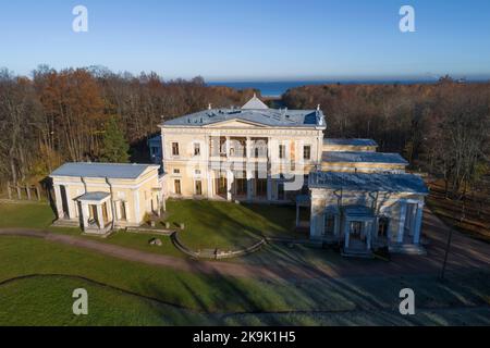 PETERHOF, RUSSLAND - 25. OKTOBER 2022: Blick von oben auf den alten Palast des Herzogs Maximilian von Leuchtenberg an einem Oktobermorgen Stockfoto