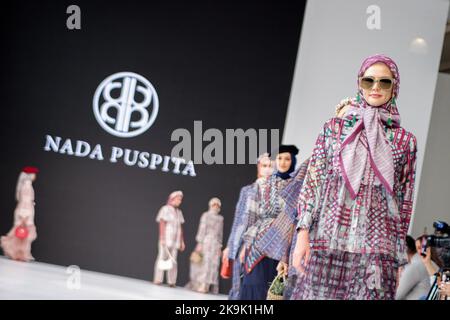 Jakarta, Indonesien. 29. Oktober 2022. Models gehen während der Modenschau Nada Puspita in der Pondok Indah Mall 3, Jakarta Fashion Week 2022, auf die Piste. Die Jakarta Fashion Week 2022 findet vom 24. Bis 30. Oktober 2022 in der Pondok Indah Mall 3, Jakarta, Indonesien, statt. Mit mehreren Modekollektionen der besten Designer Indonesiens. (Foto von Faisal Ramadhan/SOPA Images/Sipa USA) Quelle: SIPA USA/Alamy Live News Stockfoto