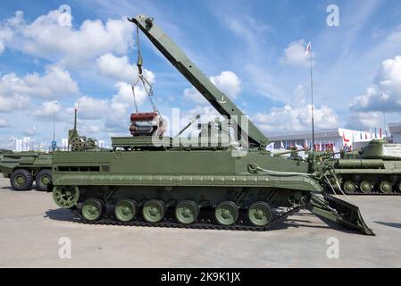 REGION MOSKAU, RUSSLAND - 25. AUGUST 2020: BREM-L 'Beglyanka' Reparatur- und Bergefahrzeug der leichten Klasse auf dem internationalen militärtechnischen Forum ' Stockfoto