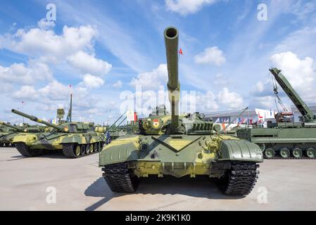 REGION MOSKAU, RUSSLAND - 25. AUGUST 2020: T-72M Hauptpanzer auf Armee-2020 militärisch-technisches Forum. Vorderansicht Stockfoto