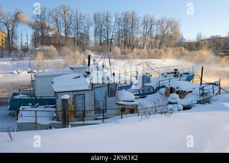 Zwei alte Boote im Winterparkplatz am sonnigen Morgen im Februar. Vytegra, Russland Stockfoto
