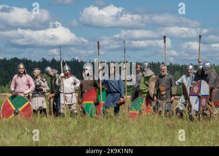 TWER REGION, RUSSLAND - 22. JULI 2022: Teilnehmer des historischen Festivals 'Epische Küste-2022' vor der Nachstellung der mittelalterlichen Schlacht Stockfoto